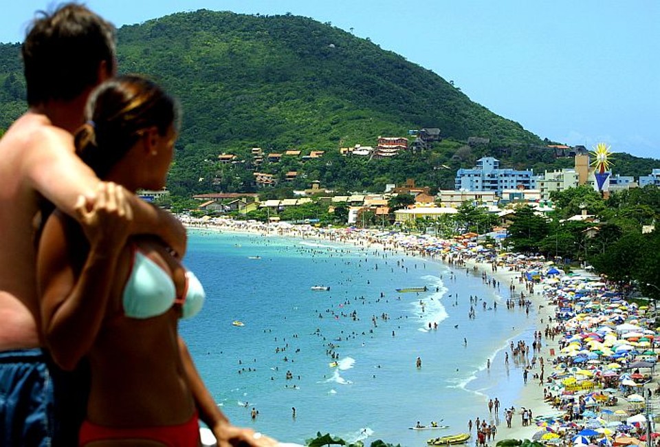 O governo de Santa Catarina espera quase 5 milhões de turistas para o verão. Na foto de arquivo, a praia de Bombinhas | Jonathan Campos/ Arquivo / Gazeta do Povo