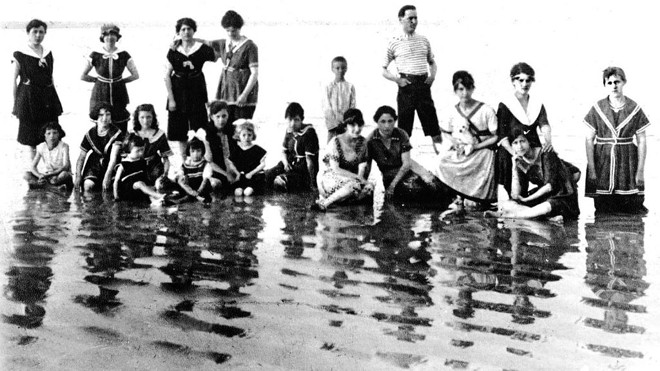 Banhistas na Ilha do Mel, na década de 1910 |