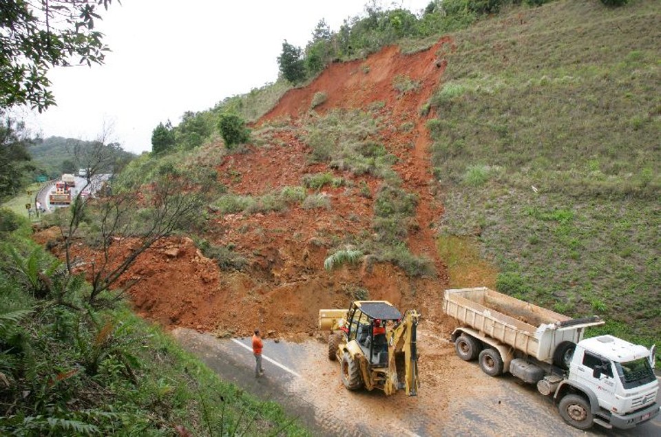 Deslizamento de terra bloqueou tráfego de veículos na BR-376 | Marcelo Elias/Gazeta do Povo