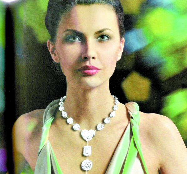 Superlativo e brilhante- Essa jóia nasceu de um só diamante bruto, de 603 quilates, e originou os 26 diamantes desse colar único e sublime: 23 brilhantes redondos, mais um deles em forma de coração, o outro carré, e o último em gota, criado em Londres por Graff. É o que de coração desejo a todos: um ano brilhante, apesar da crise anunciada |