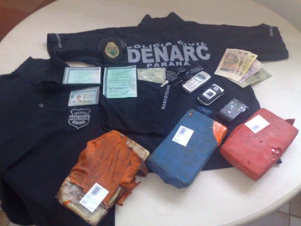 Além da droga a polícia apreendeu celulares e dinheiro | Divulgação