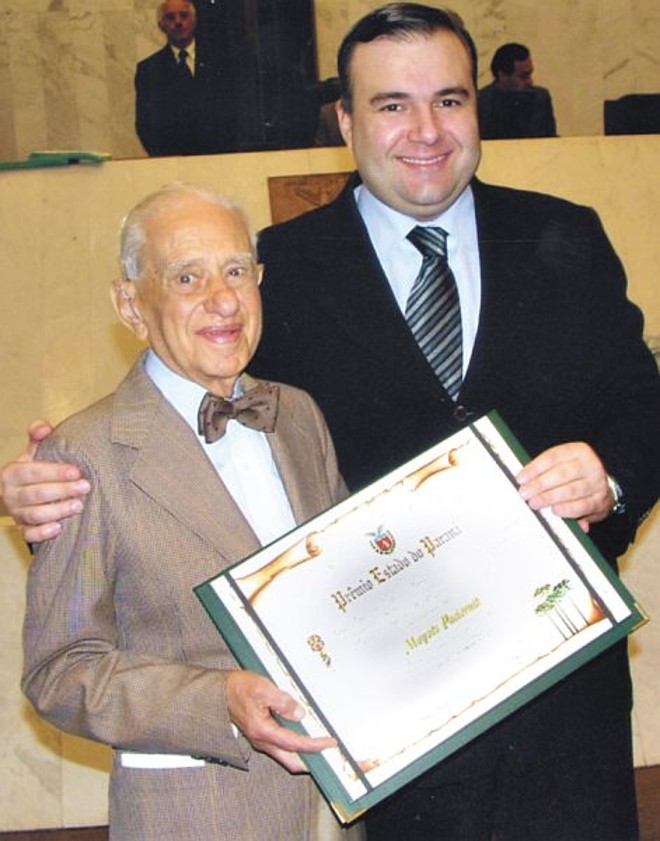 Prêmio Estado do Paraná - Em expressiva comemoração dos 155 anos da Emancipação Política do Paraná, realizada na Assembléia Legislativa, presidida pelo deputado Nelson Justus, três personalidades receberam o Prêmio Estado do Paraná, por suas contribuições e dedicação a nosso estado. Foram laureados o botânico Gert Hatschbach, a enfermeira expedicionária Virgínia Leite e o médico e escritor Moysés Paciornik, na foto com o deputado Ney Leprevost | 