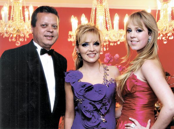 Badalada festa de Giuliane - A bela Giuliane, filha de Giselle e Augusto Goedert, comemorou os 15 anos com festa black-tie, no Salão Azul do Clube Curitibano. O evento, produzido por Rossana Lazarotto de Oliveira, com decoração em tons de pink e prata, que foi elogiadíssima pelos convidados, teve entre os presentes os atores Emílio Pitta e Polliana Aleixo, da TV Globo, e a cantora Marina Elali, que cantou a valsa da aniversariante. (foto Antonio Salani) |