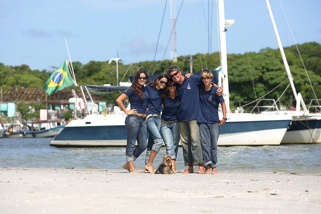 Ricardo e Cláudia com os filhos Lygia, Giovanna e Ricardinho: nova percepção de mundo | Jonathan Campos/Gazeta do Povo