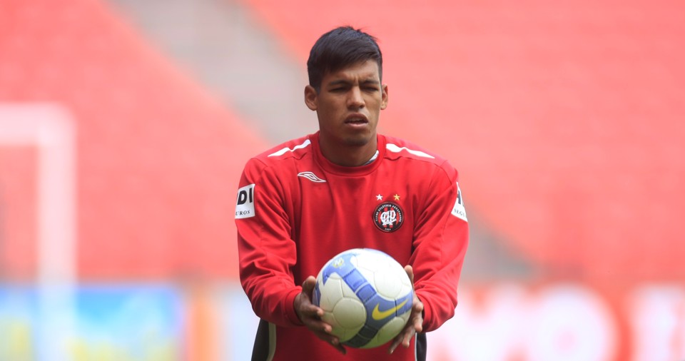 Paraguaio Julio dos Santos pode ser titular no jogo deste domingo na Arena da Baixada | Giuliano Gomes / Gazeta do Povo