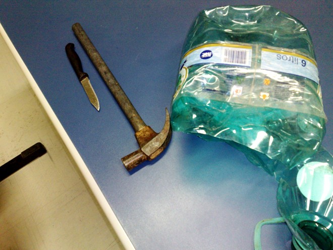 Material apreendido com o homem que tentou roubar a cobra | 