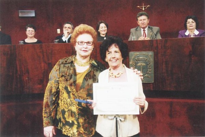Trabalhando pela cultura - A vereadora Nely Almeida, sempre buscando promover a cultura em nossa cidade, homenageou recentemente, na Câmara de Vereadores, a escritora Vera Buck, com o prêmio Prof. João Crisóstomo Arns e a poetisa Graziela de Lamartine Barbosa, na foto com Nely, com a Medalha de Mérito Fernando Amaro |
