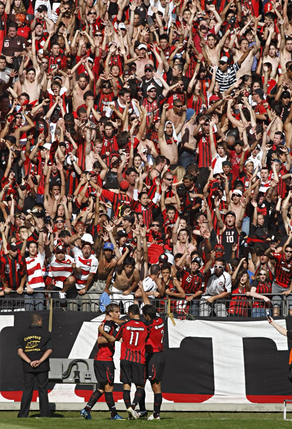Em tarde de ótima atuação, Furacão garantiu vitória e pôs fim ao medo de cair para a Série B | Rodolfo Bührer / Gazeta do Povo