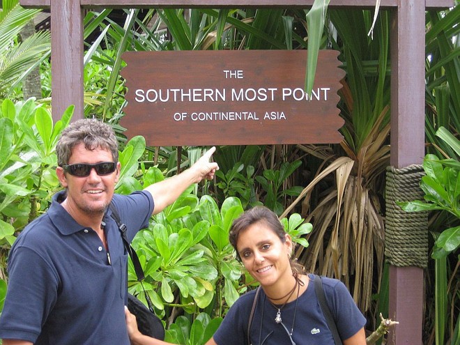 Ricardo e Cláudia no ponto mais ao sul da Ásia, em Cingapura |