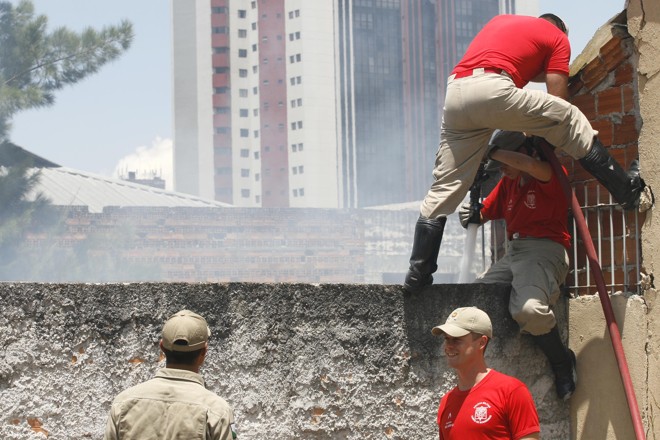 Bombeiros combatem incêndio em um terreno baldio no centro de Curitiba | 