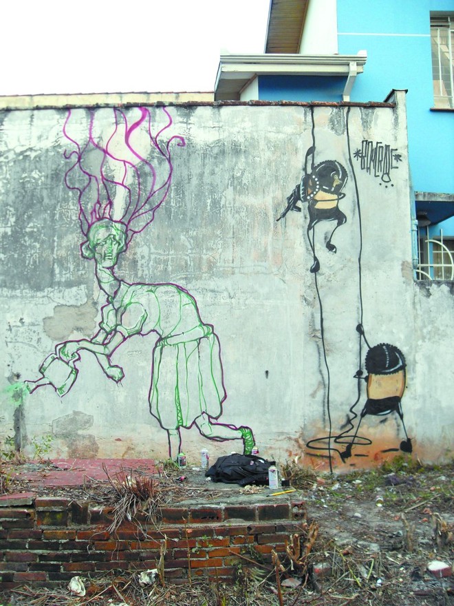 A reportagem caminhou pelo Centro Cívico com os grafiteiros BayCroc e Insosso. Depois da entrevista, eles partiram em busca de novos