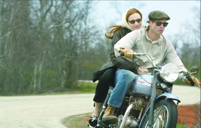 Brad Pitt e Cate Blanchett em cena de O Curioso Caso de Benjamin Button | 