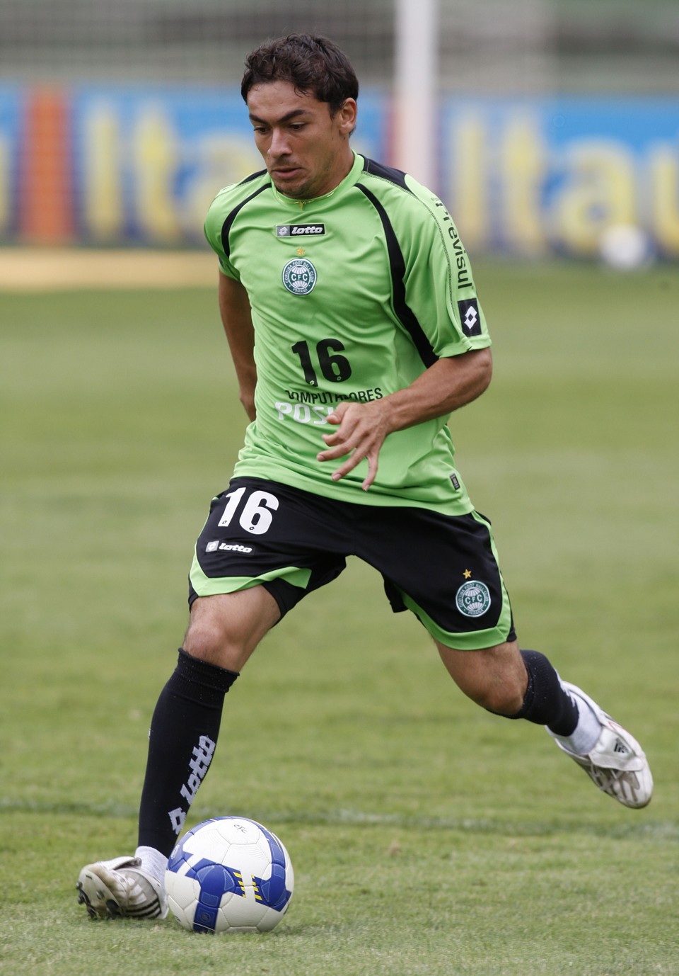 Conversa nas próximas horas deve selar futuro do lateral Ricardinho | Valterci Santos / Gazeta do Povo