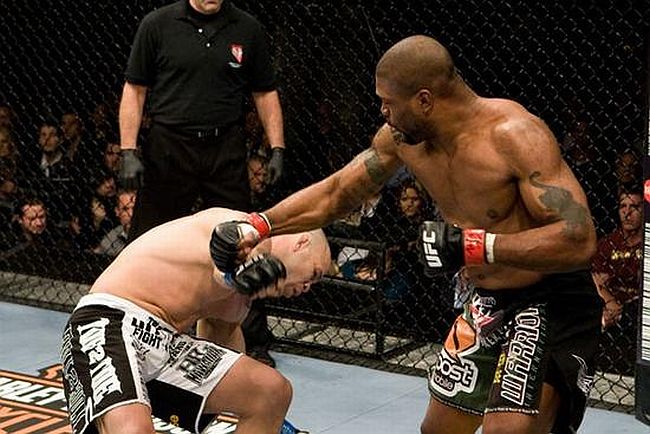 Soco de esquerda acertou queixo de Wanderlei Silva e o levou à lona no UFC 92 | Divulgação / UFC