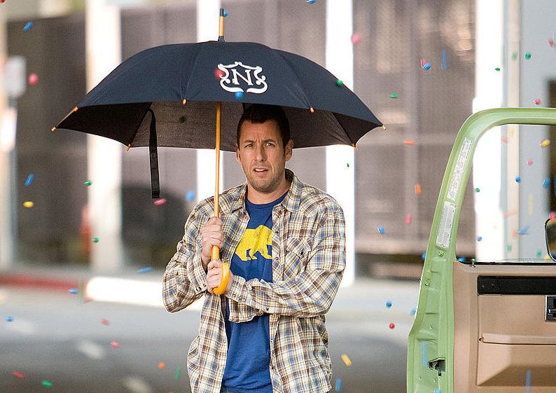 Personagem de Adam Sandler faz histórias de ninar virarem realidade no filme Um Faz De Conta Que Acontece | Divulgação