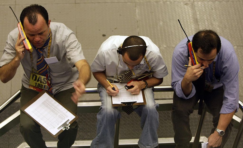 Pregão da BM&F, em São Paulo: Banco Central anunciou que vai voltar a vender dólares hoje. | PauloWhitaker/Reuters