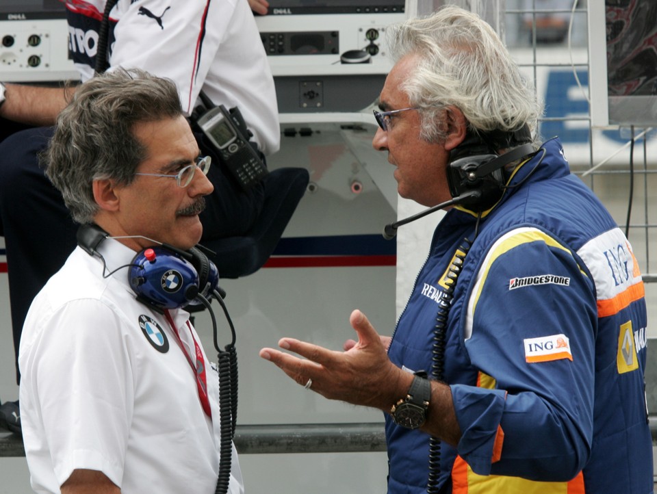 Mario Theissen (à esq.), diretor esportivo da BMW: mudanças no WTCC agradaram equipe alemã | Roland Weihrauch / AFP