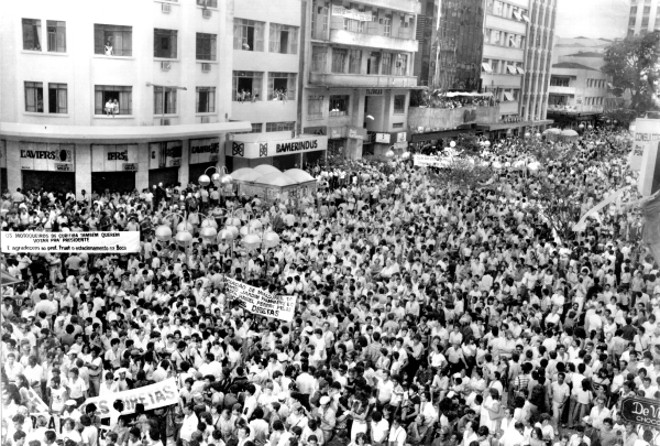 Povo na Avenida no comício das Diretas Já, 12 de janeiro de 1984 |