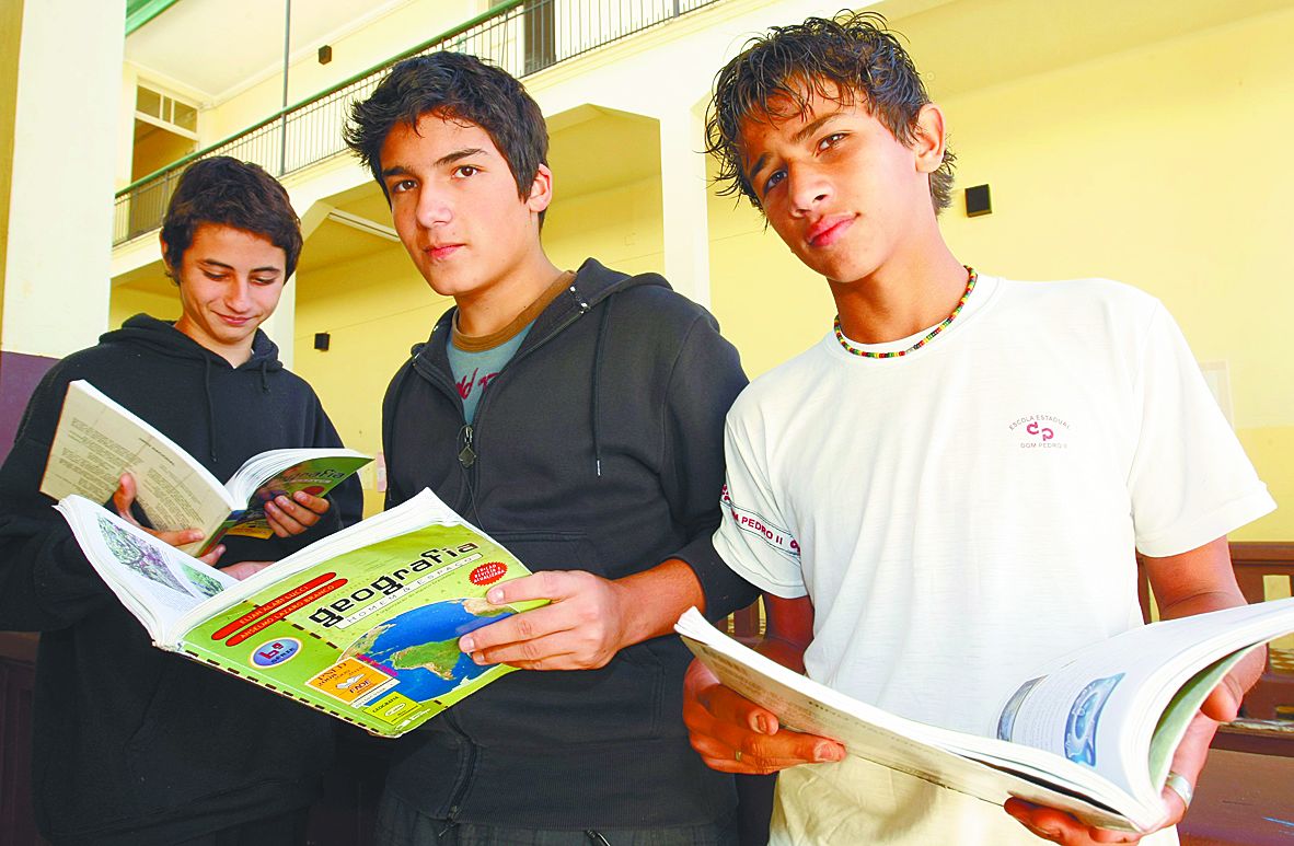 Gabriel, Felipe e Carlos: corrigindo os erros para garantir a aprovação | Aniele Nascimento/Gazeta do Povo