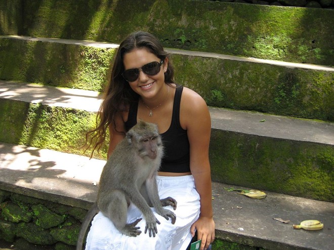 Lygia com um típico macaco da Ilha de Bali, na Indonésia |