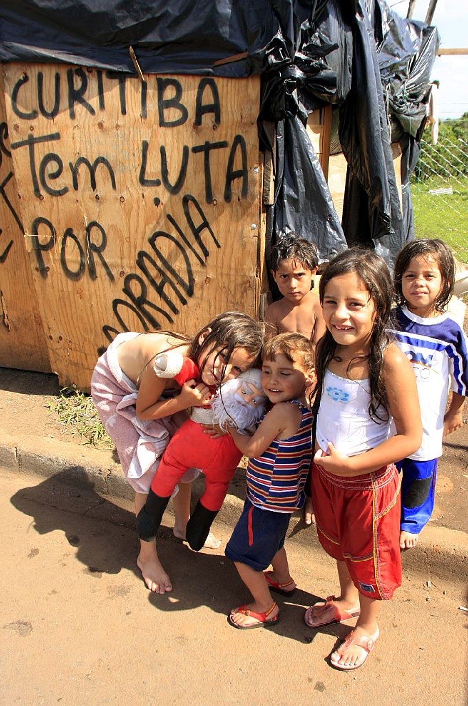 Crianças participam do acampamento de sem-teto na calçada da Theodoro Locker | Giuliano Gmomes/Gazeta do Povo