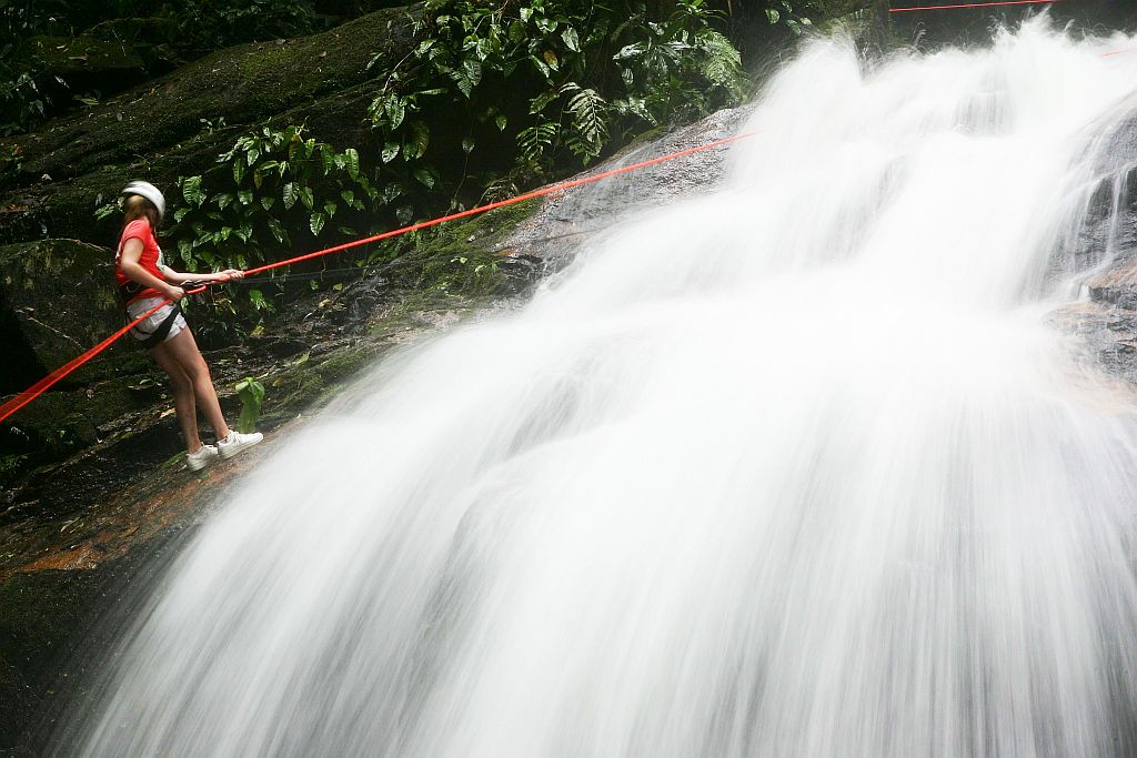 Jessica Kenny: ´O rapel na cachoeira é difícil, mas é incrível.´ | Jonathan Campos/ Gazeta do Povo