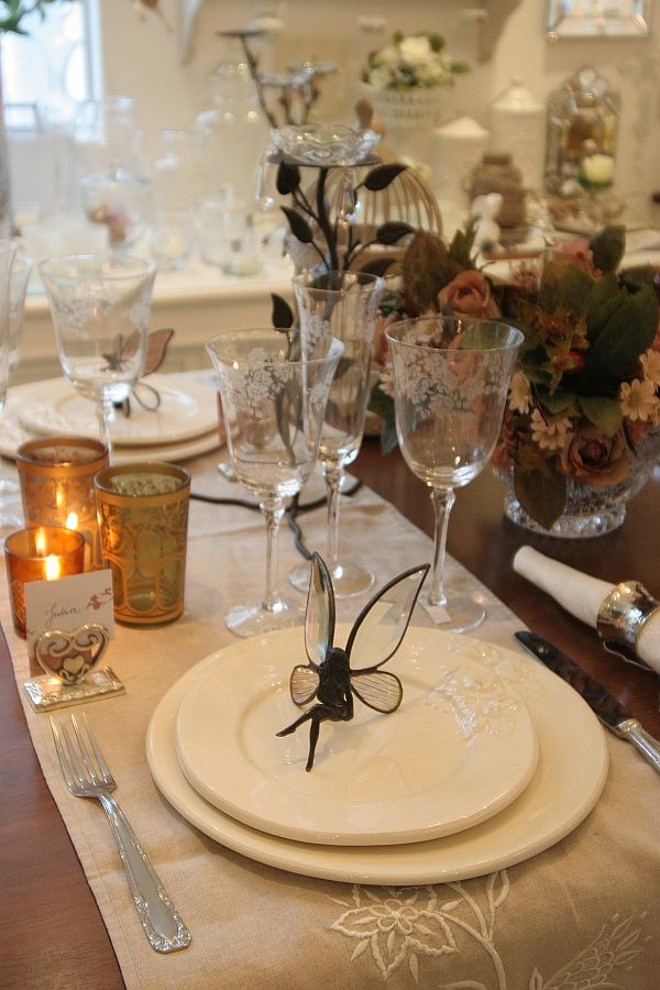 A mesa composta por produtos da Ipê Rosa segue uma linha clássica. O chale de linho sai por R$ 282 e os castiçais em forma de copo por R$ 15 cada. As louças são vendidas em conjuntos de seis peças | 