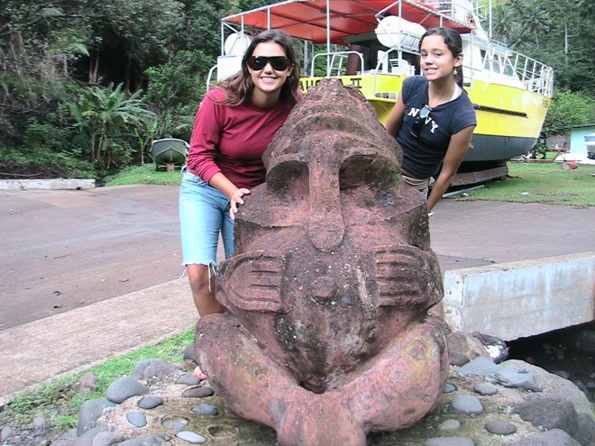 Lygia e Giovanna na Ilha de Fatu Hiva, na Polinésia Francesa |