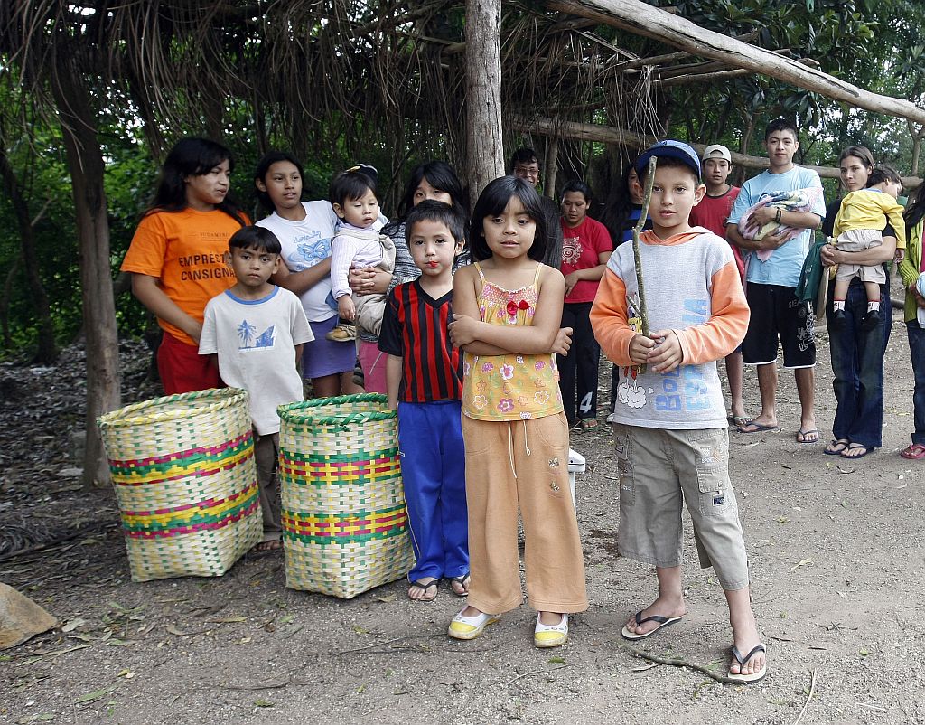 Últimos momentos no Cambuí: aldeia multiétnica formada por caingangues, guaranis e xetás muda hoje para Campo de Santana | Valterci Santos/Gazeta do Povo