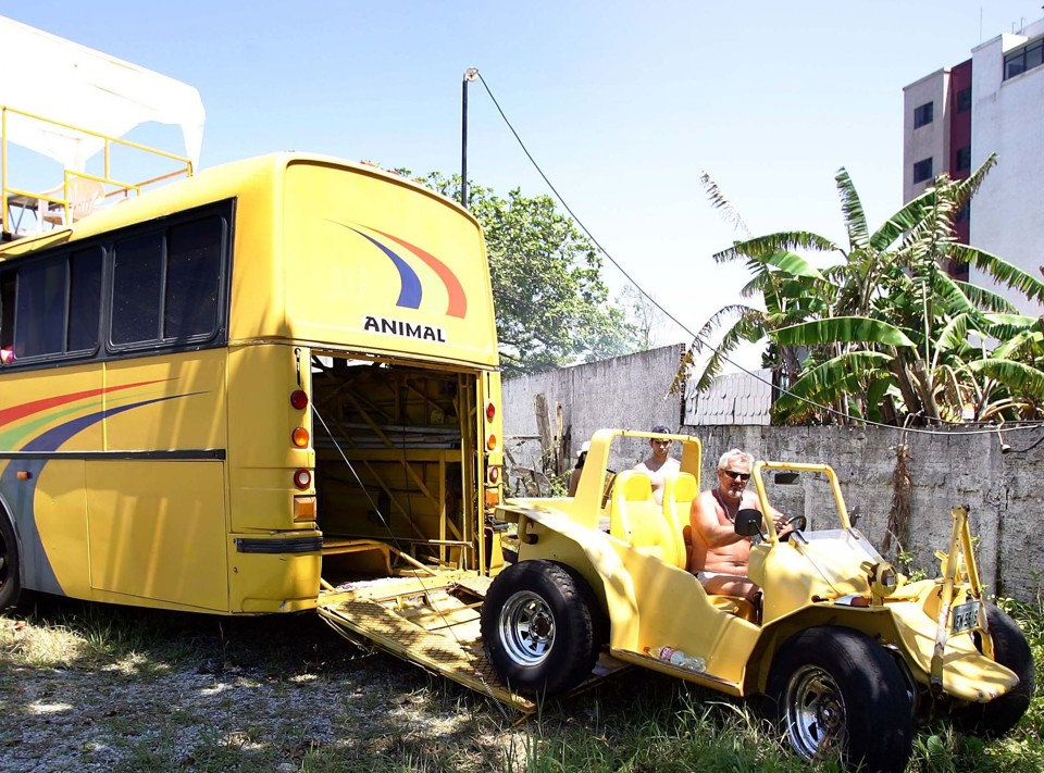 Família transforma ônibus velho em casa de praia Toni Lopes e sua invenção, o Bustonibug: até garagem o ônibus adaptado tem | Hedeson Alves/Gazeta do Povo