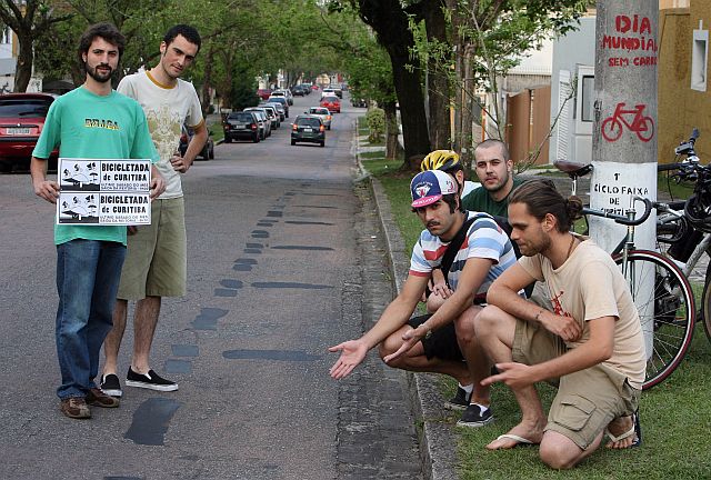 Integrantes do movimento Bicicletada Curitiba, em foto de outubro de 2007, mostram a ciclofaixa apagada na Augusto Stresser; na foto, da esquerda para a direita, Juan Parada (um dos multados), Antonio Ramos, Gabriel Nogueira, Luis Peters (ao fundo), Olho e Goura Nataraj | Rodolfo Buhrer/Gazeta do Povo