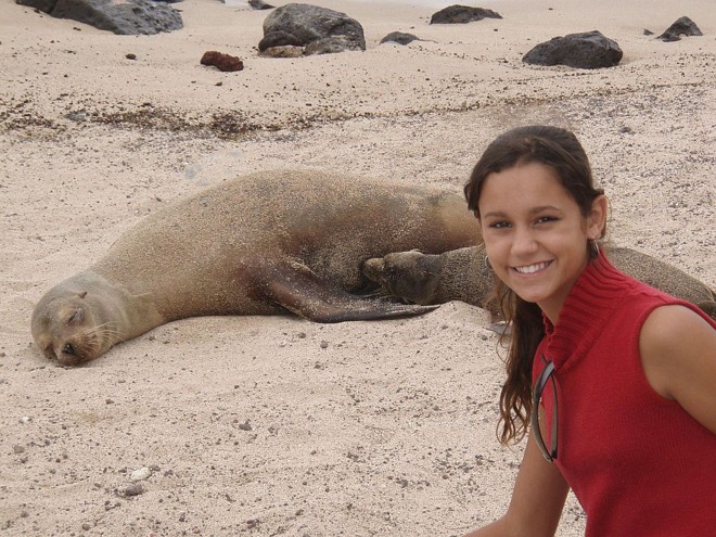 Givanna com leões marinhos na Ilha Galápagos |