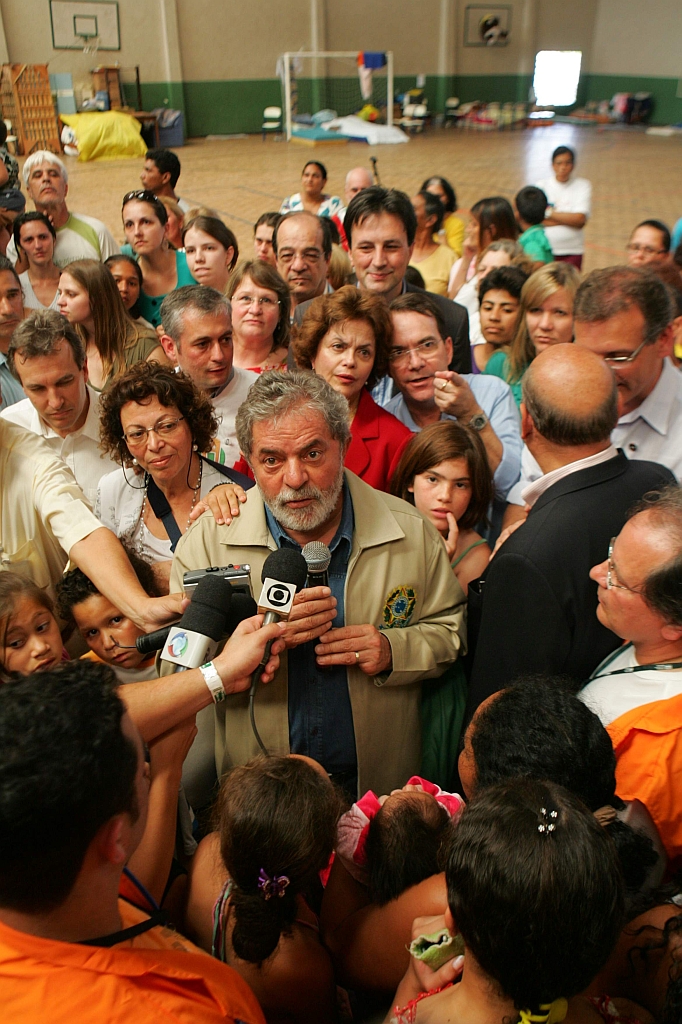 Lula em visita aos desabrigados: presidente anuncia medidas e pede paciência | Daniel Castellano/Gazeta do Povo