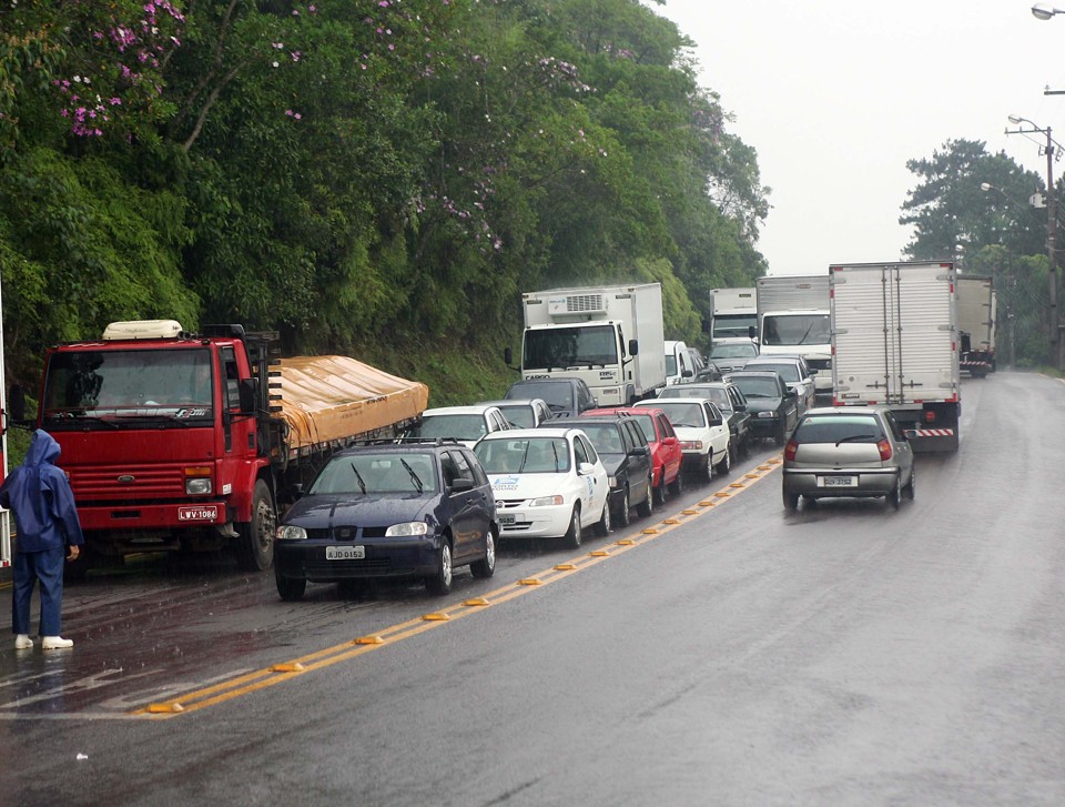 Alguns motoristas chegam a aguardar uma hora e meia para fazer a travessia Caiobá-Guaratuba | Hedeson Alves/Gazeta do Povo