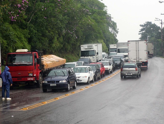 Alguns motoristas chegam a aguardar uma hora e meia para fazer a travessia Caiobá-Guaratuba | Hedeson Alves/Gazeta do Povo