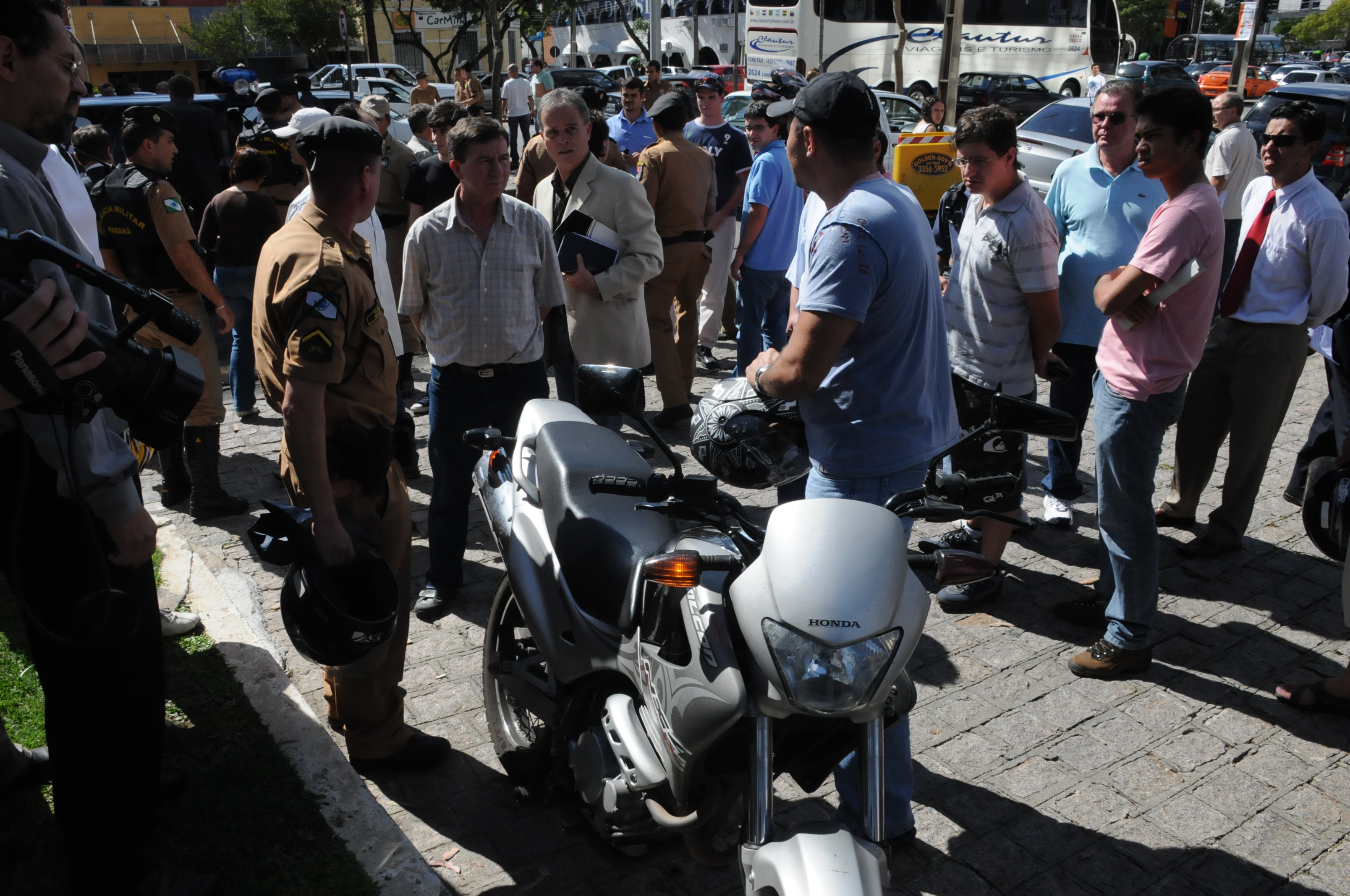 Curiosos se aglomeraram para acompanhar a ação policial nesta tarde no Centro Cívico | Adílson Mendes / Diário Popular