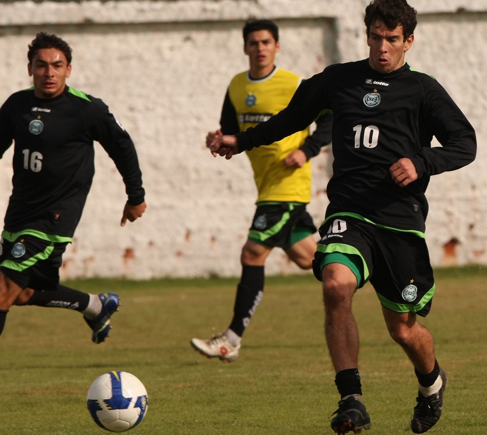 Ricardinho (à esq.) e Leandro Donizete (à dir.) negociam renovação, mas apenas um deles deve permanecer | Antônio Costa / Gazeta do Povo