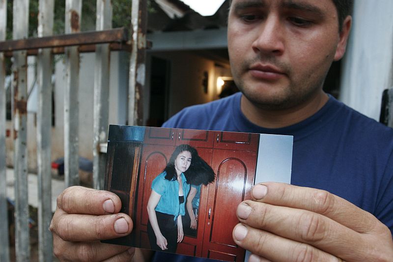 Sidnei de Assis segura a foto da irmã morta na Espanha na sexta-feira passada | Ivan Amorin/Gazeta do Povo