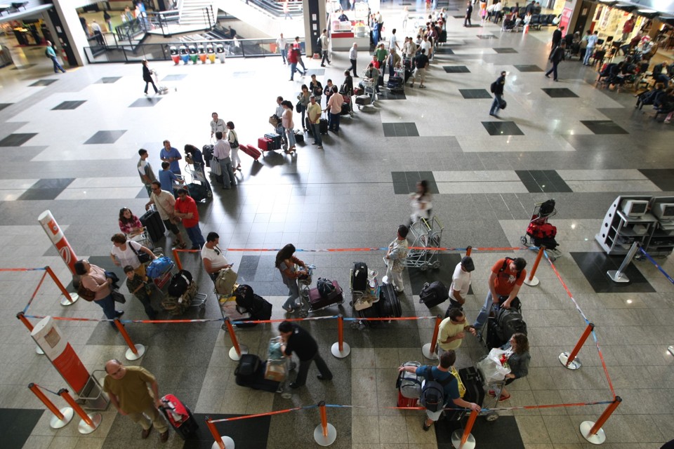 Greve dos controladores de vôo em 2006: filas nos aeroportos podem voltar. | Antonio Costa/Gazeta do Povo