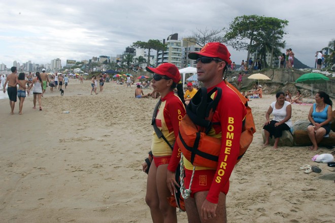 Giseli Silva, ao lado do colega Pedro Paulo Neriz: 15 mulheres salva-vidas trabalham na Operação Verão | 