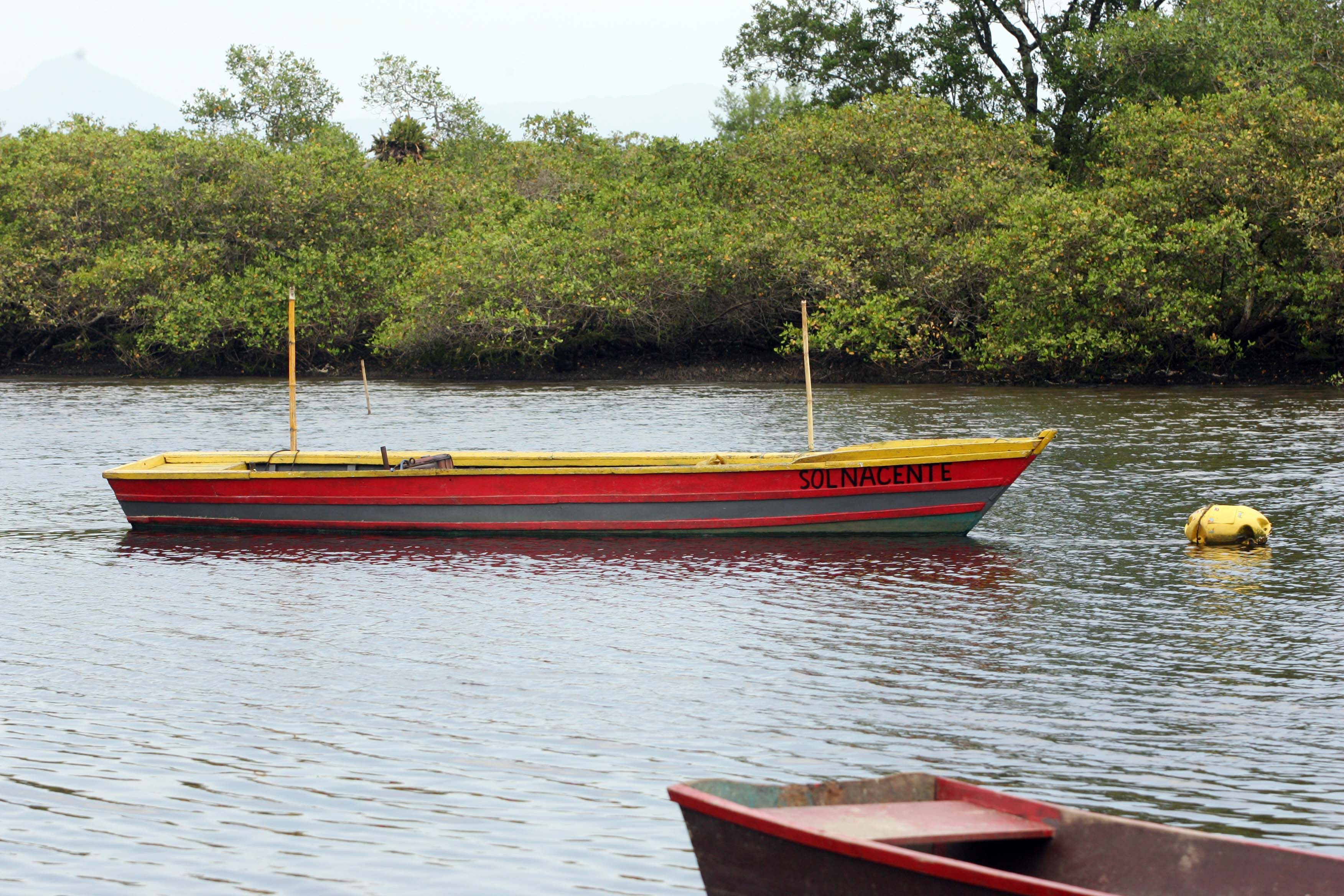 Barco de onde o pescador Ademir Gonçalves caiu na Baía de Guaratuba | Hedeson Alves/Gazeta do Povo