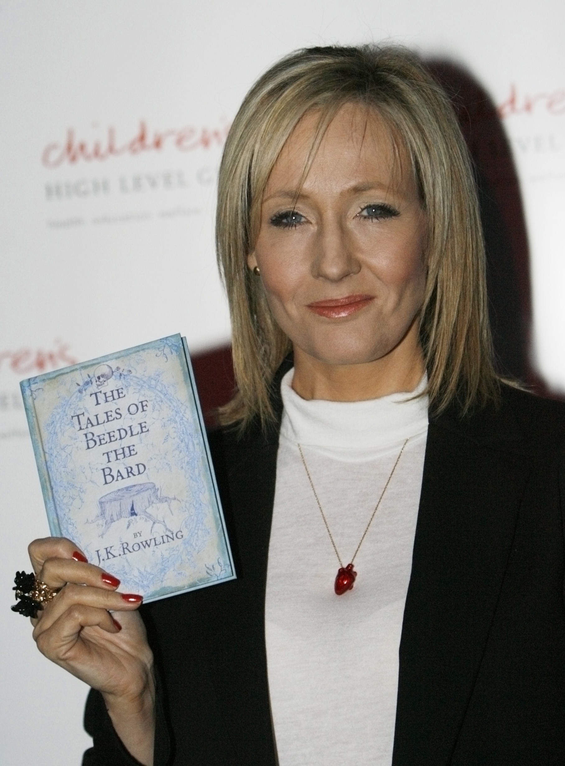 A escritora no lançamento do livro "Os Contos de Beedle, O Bardo", no dia 4 de dezembro | Reuters/David Moir