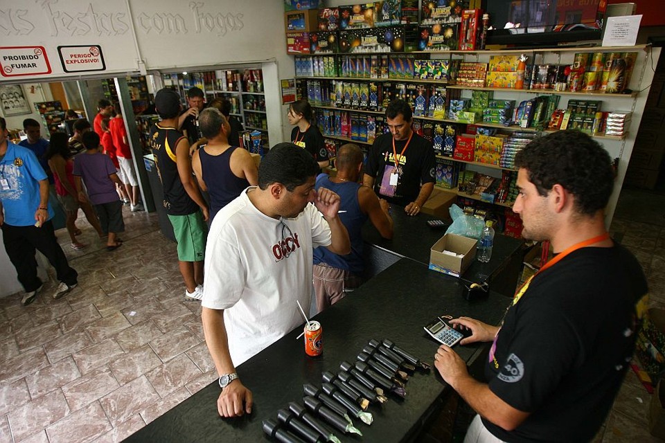 Curitiba aumenta estoque de fogos A Lanza Fogos de Artifícios esperava aumento de 30%, mas o acréscimo de 10% nas vendas neste ano não decepcionou | Pedro Serapio/Gazeta do Povo