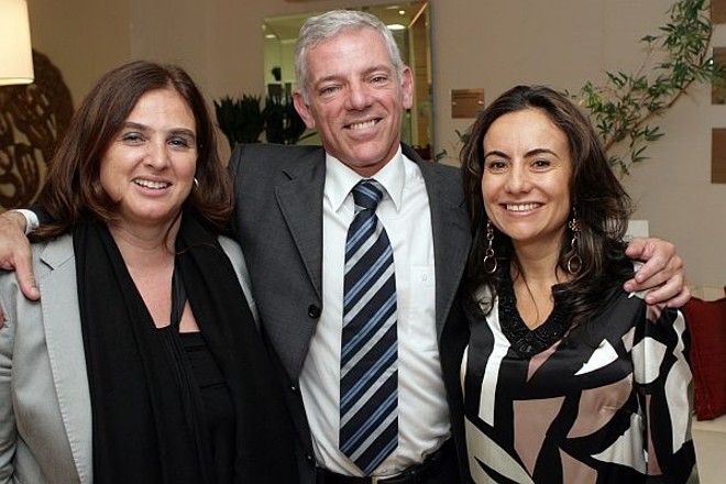Alexandra Vieira (à esq.), diretora de marketing do grupo português Bascol, e Ricardo Romanholo, diretor de projetos internacionais, com a engenheira e decoradora Margit Soares, no coquetel de inauguração da Casa Bascol, na Avenida Sete de Setembro, 6.679, no Seminário | 