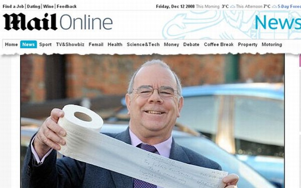 Aposentado de 63 anos pagou multa com cheque em papel higiênico na Inglaterra | Reprodução/Daily Mail