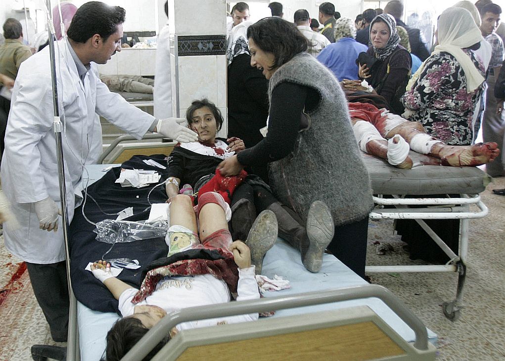 Meninas são atendidas em hospital: mais mortífero atentado no Iraque em quase seis meses | Akoo Rasheed / Reuters