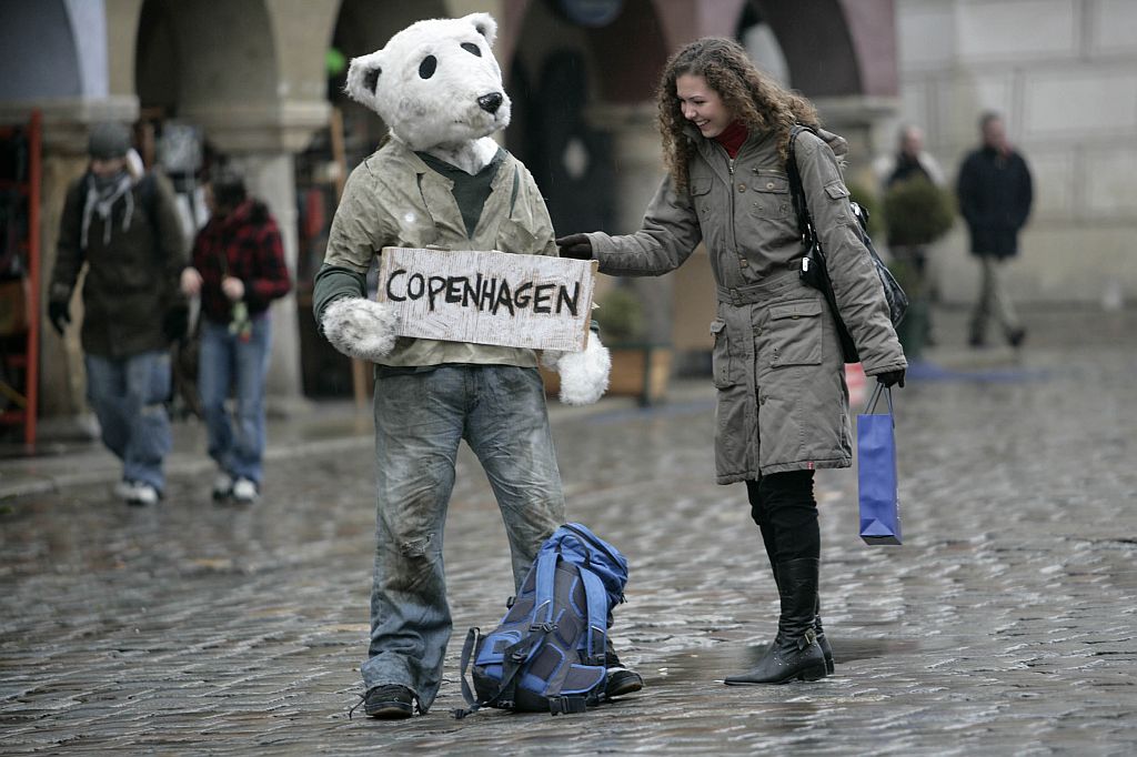 Ativista do Greenpeace vestido como um urso polar sem-teto realiza protesto, em Poznan, onde acontecem a Conferência Climática da ONU | Nick Cobbing / Reuters