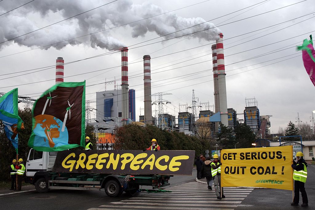 Ativistas do Greenpeace bloqueiam rua e escalaram uma chaminé de uma planta que usa carvão para produzir energia na Polônia | Nick Cobbing / Reuters