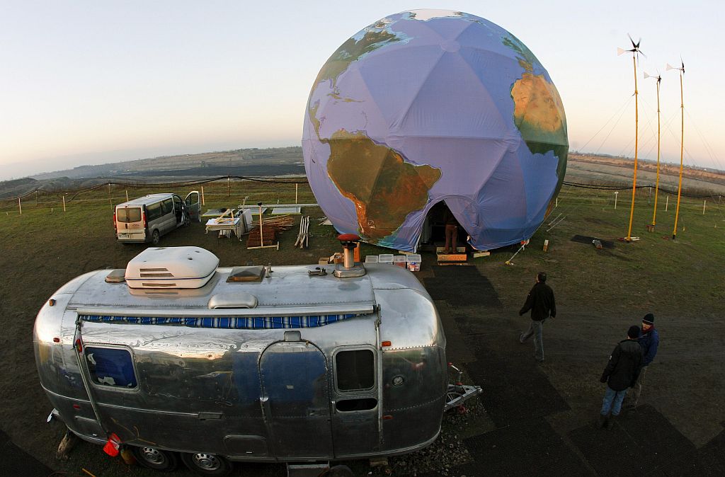 Ativistas do Greenpeace acampados em Konin, próximo de Poznan, montaram um modelo do globo terrestre durante protesto contra as mudanças climáticas | Kacper Pempel / Reuters
