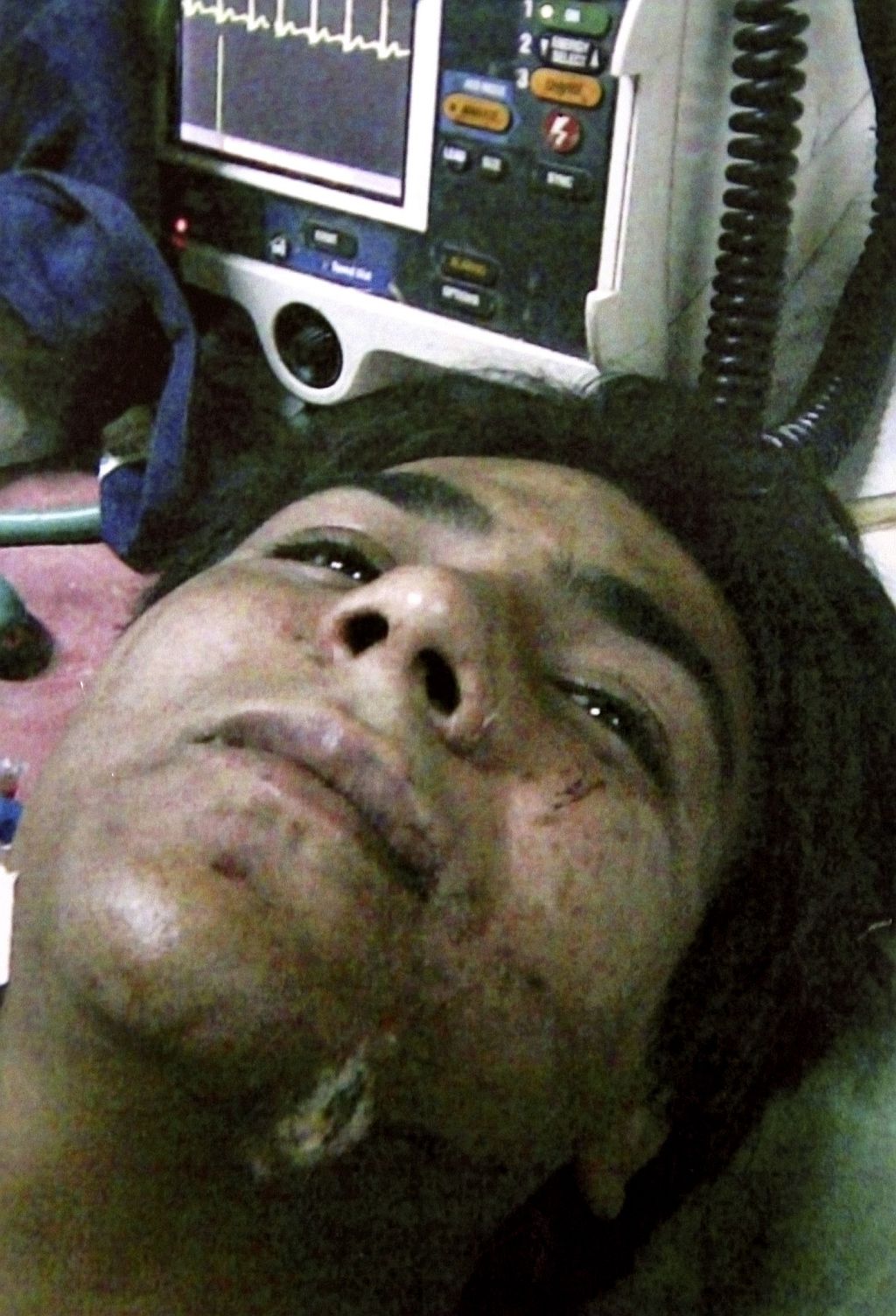 Azam aparece deitado com os olhos abertos e aparentemente drogado: único extremista sobrevivente | Mumbai Police / Reuters